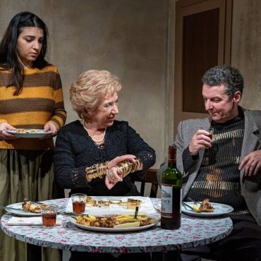 Meres oloklires sta dentra 02 370x370