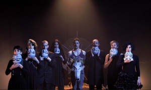 &Omicron;&mu;&alpha;&delta;&iota;&kappa;ή &sigma;&upsilon;&nu;έ&nu;&tau;&epsilon;&upsilon;&xi;&eta; &tau;&omicron;&upsilon; &sigma;&kappa;&eta;&nu;&omicron;&theta;έ&tau;&eta; &kappa;&alpha;&iota; &tau;&omicron;&upsilon;  &theta;&iota;ά&sigma;&omicron;&upsilon; &tau;&eta;&sigmaf; &pi;&alpha;&rho;ά&sigma;&tau;&alpha;&sigma;&eta;&sigmaf; "Elsinor" &sigma;&tau;&omicron; &Theta;έ&alpha;&tau;&rho;&omicron; &Kappa;&alpha;&lambda;&lambda;&iota;&rho;ό&eta;&sigmaf;..