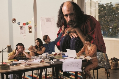 &Epsilon;ί&delta;&alpha;&mu;&epsilon; &tau;&eta;&nu; &pi;&alpha;&rho;ά&sigma;&tau;&alpha;&sigma;&eta; &laquo;&Eta; &sigma;&upsilon;&nu;&alpha;&rho;&pi;&alpha;&sigma;&tau;&iota;&kappa;ή &epsilon;&xi;έ&gamma;&epsilon;&rho;&sigma;&eta; &tau;&omicron;&upsilon; &Chi;&omicron;ύ&lambda;&iota;&omicron; &Tau;ό&gamma;&kappa;&alpha;&raquo; | &Theta;έ&alpha;&tau;&rho;&omicron; &Pi;&rho;&omicron;&sigma;&kappa;ή&nu;&iota;&omicron;