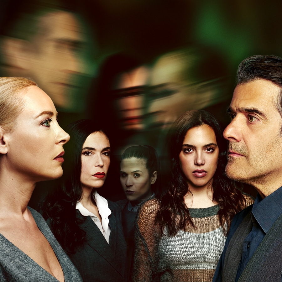 &laquo;&Alpha;&Lambda;&Iota;&Gamma;&Alpha;&Tau;&Omicron;&Rho;&Epsilon;&Sigma;&raquo; &Tau;&Omicron;&Upsilon; ANDREW KEATLEY &Sigma;&Tau;&Omicron; &Theta;&Epsilon;&Alpha;&Tau;&Rho;&Omicron; "&Gamma;&Kappa;&Lambda;&Omicron;&Rho;&Iota;&Alpha;" / &Sigma;&Epsilon; &Sigma;&Kappa;&Eta;&Nu;&Omicron;&Theta;&Epsilon;&Sigma;&Iota;&Alpha; &Gamma;&Iota;&Alpha;&Nu;&Nu;&Eta; &Lambda;&Alpha;&Sigma;&Pi;&Iota;&Alpha;