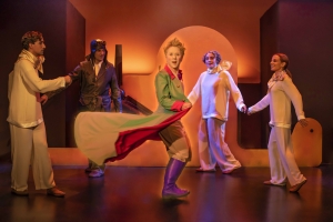 &Alpha;&nu;&tau;&omicron;&upsilon;ά&nu; &nu;&tau;&epsilon; &Sigma;&alpha;&iota;&nu;&tau; - &Epsilon;&xi;&upsilon;&pi;&epsilon;&rho;ύ &laquo;&Omicron; &Mu;&iota;&kappa;&rho;ό&sigmaf; &Pi;&rho;ί&gamma;&kappa;&iota;&pi;&alpha;&sigmaf;&raquo;  &mu;&epsilon; &tau;&omicron;&nu; &Theta;&alpha;&nu;ά&sigma;&eta; &Tau;&sigma;&alpha;&lambda;&tau;&alpha;&mu;&pi;ά&sigma;&eta;