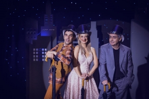 &Epsilon;ί&delta;&alpha;&mu;&epsilon; "&Tau;&omicron; ό&nu;&epsilon;&iota;&rho;&omicron; &tau;&eta;&sigmaf; &delta;&iota;&pi;&lambda;&alpha;&nu;ή&sigmaf; &pi;ό&rho;&tau;&alpha;&sigmaf;" &sigma;&tau;&omicron; &theta;έ&alpha;&tau;&rho;&omicron; &Alpha;&lambda;&kappa;&mu;ή&nu;&eta;