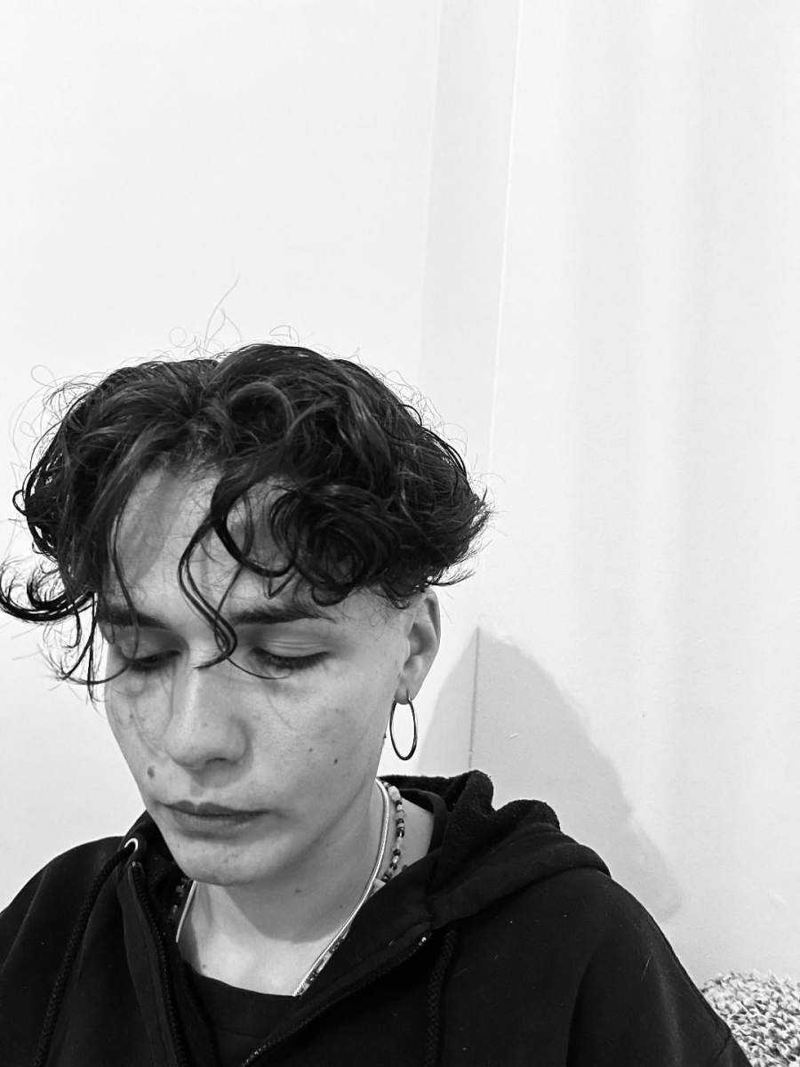 &Sigma;&upsilon;&nu;έ&nu;&tau;&epsilon;&upsilon;&xi;&eta; &mu;&epsilon; &tau;&eta; &Lambda;&epsilon;&nu;&iota;ώ &Alpha;&nu;&alpha;&sigma;&tau;&alpha;&sigma;ί&omicron;&upsilon;, &sigma;&upsilon;&gamma;&gamma;&rho;&alpha;&phi;έ&alpha; &kappa;&alpha;&iota; &sigma;&kappa;&eta;&nu;&omicron;&theta;έ&tau;&rho;&iota;&alpha; &tau;&omicron;&upsilon; έ&rho;&gamma;&omicron;&upsilon; &laquo;Ό&sigma;&omicron; &kappa;&rho;&alpha;&tau;ά&epsilon;&iota; &tau;&omicron; &tau;&alpha;&xi;ί&raquo;, &pi;&omicron;&upsilon; &pi;&alpha;&rho;&omicron;&upsilon;&sigma;&iota;ά&zeta;&epsilon;&tau;&alpha;&iota; &sigma;&tau;&omicron; &Theta;έ&alpha;&tau;&rho;&omicron; &Alpha;&upsilon;&lambda;&alpha;ί&alpha;.