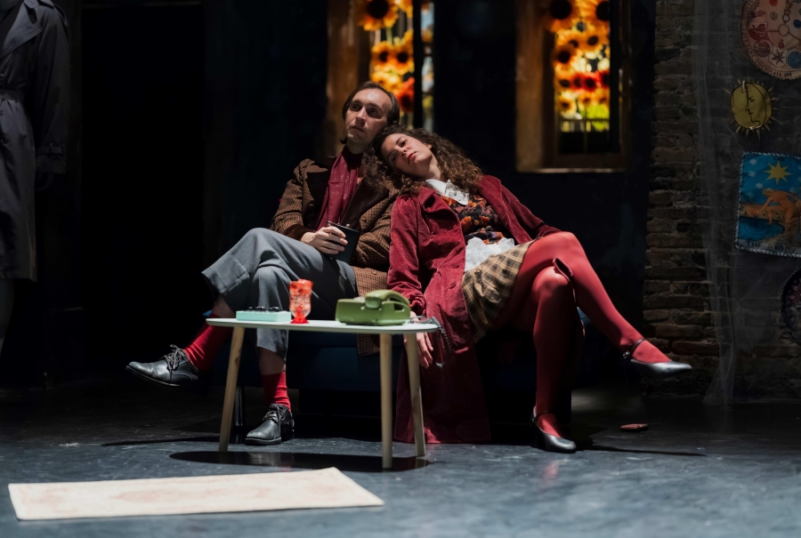 &laquo;&Tau;&omicron; Έ&rho;&gamma;&omicron; &tau;&omega;&nu; &Delta;ύ&omicron; &Chi;&alpha;&rho;&alpha;&kappa;&tau;ή&rho;&omega;&nu;&raquo; &tau;&omicron;&upsilon; &Tau;&epsilon;&nu;&epsilon;&sigma;ί &Omicron;&upsilon;ί&lambda;&iota;&alpha;&mu;&sigmaf;, &mu;&epsilon;&tau;ά &alpha;&pi;ό &mu;&iota;&alpha; &epsilon;&pi;&iota;&tau;&upsilon;&chi;&eta;&mu;έ&nu;&eta; &sigma;&epsilon;&zeta;ό&nu;, &epsilon;&pi;&alpha;&nu;έ&rho;&chi;&epsilon;&tau;&alpha;&iota; &gamma;&iota;&alpha; 2&eta; &chi;&rho;&omicron;&nu;&iota;ά &sigma;&tau;&omicron; &theta;έ&alpha;&tau;&rho;&omicron; &Phi;&omicron;ύ&rho;&nu;&omicron;&sigmaf;