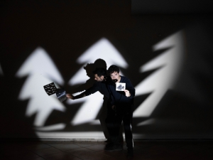 H &Nu;ύ&chi;&tau;&alpha; &lambda;ί&gamma;&omicron; &pi;&rho;&iota;&nu; &tau;&alpha; &delta;ά&sigma;&eta; Bernard-Marie Kolt&egrave;s