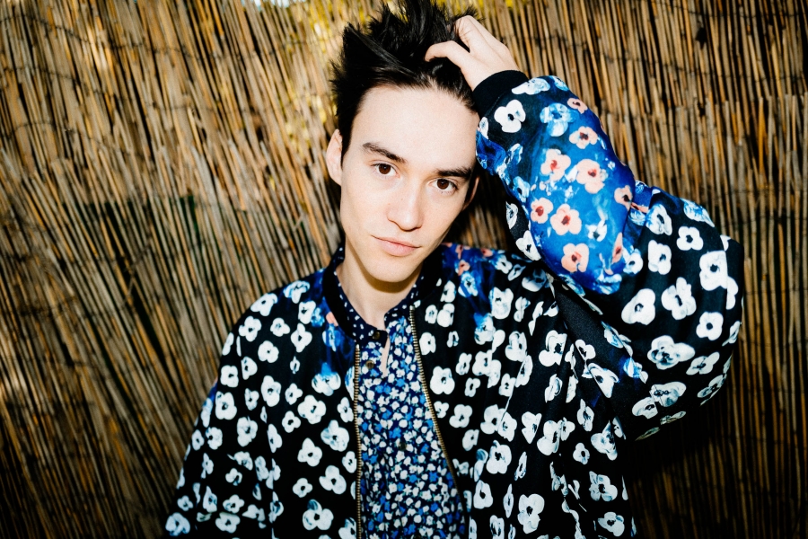 &Omicron; Jacob Collier, &laquo;&omicron; &pi;&omicron;&lambda;ύ&chi;&rho;&omega;&mu;&omicron;&sigmaf; Mozart &tau;&eta;&sigmaf; Gen Z&raquo;, έ&rho;&chi;&epsilon;&tau;&alpha;&iota; &gamma;&iota;&alpha; &pi;&rho;ώ&tau;&eta; &phi;&omicron;&rho;ά &sigma;&tau;&eta;&nu; &Epsilon;&lambda;&lambda;ά&delta;&alpha; &sigma;&tau;&omicron; &Delta;&eta;&mu;&omicron;&tau;&iota;&kappa;ό &theta;έ&alpha;&tau;&rho;&omicron; &tau;&omicron;&upsilon; &Lambda;&upsilon;&kappa;&alpha;&beta;&eta;&tau;&tau;&omicron;ύ &tau;&omicron; &Sigma;ά&beta;&beta;&alpha;&tau;&omicron; 13 &Iota;&omicron;&upsilon;&lambda;ί&omicron;&upsilon;