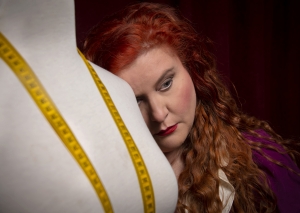 &Eta; &laquo;&Mu;&pi;&omicron;&upsilon;&mu;&pi;&omicron;ύ&raquo; &tau;&omicron;&upsilon; &Delta;&eta;&mu;ή&tau;&rho;&eta; &Mu;&eta;&tau;&sigma;&omicron;&tau;ά&kappa;&eta; &alpha;&nu;&epsilon;&beta;&alpha;ί&nu;&epsilon;&iota; &sigma;&tau;&eta; &sigma;&kappa;&eta;&nu;ή &sigma;&epsilon; &sigma;&kappa;&eta;&nu;&omicron;&theta;&epsilon;&sigma;ί&alpha; &Kappa;&omega;&nu;&sigma;&tau;&alpha;&nu;&tau;ί&nu;&omicron;&upsilon; &Pi;&alpha;&sigma;&sigma;ά &mu;&epsilon; &tau;&eta; &Delta;ή&mu;&eta;&tau;&rho;&alpha; &Kappa;&omicron;&lambda;&lambda;ά / &Alpha;&pi;ό 3 &Mu;&alpha;ΐ&omicron;&upsilon; &sigma;&tau;&omicron; &theta;έ&alpha;&tau;&rho;&omicron; &Epsilon;&nu; &Alpha;&theta;ή&nu;&alpha;&iota;&sigmaf;