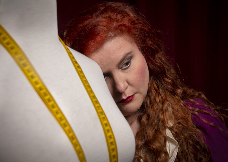 &Eta; &laquo;&Mu;&pi;&omicron;&upsilon;&mu;&pi;&omicron;ύ&raquo; &tau;&omicron;&upsilon; &Delta;&eta;&mu;ή&tau;&rho;&eta; &Mu;&eta;&tau;&sigma;&omicron;&tau;ά&kappa;&eta; &alpha;&nu;&epsilon;&beta;&alpha;ί&nu;&epsilon;&iota; &sigma;&tau;&eta; &sigma;&kappa;&eta;&nu;ή &sigma;&epsilon; &sigma;&kappa;&eta;&nu;&omicron;&theta;&epsilon;&sigma;ί&alpha; &Kappa;&omega;&nu;&sigma;&tau;&alpha;&nu;&tau;ί&nu;&omicron;&upsilon; &Pi;&alpha;&sigma;&sigma;ά &mu;&epsilon; &tau;&eta; &Delta;ή&mu;&eta;&tau;&rho;&alpha; &Kappa;&omicron;&lambda;&lambda;ά / &Alpha;&pi;ό 3 &Mu;&alpha;ΐ&omicron;&upsilon; &sigma;&tau;&omicron; &theta;έ&alpha;&tau;&rho;&omicron; &Epsilon;&nu; &Alpha;&theta;ή&nu;&alpha;&iota;&sigmaf;