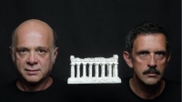 &Epsilon;ί&delta;&alpha;&mu;&epsilon; &tau;&eta;&nu; &pi;&alpha;&rho;ά&sigma;&tau;&alpha;&sigma;&eta; &Omicron; &kappa;ά&tau;&omega; &Pi;&alpha;&rho;&theta;&epsilon;&nu;ώ&nu;&alpha;&sigmaf; &sigma;&tau;&omicron; &theta;έ&alpha;&tau;&rho;&omicron; &Alpha;&lambda;&mu;&alpha;
