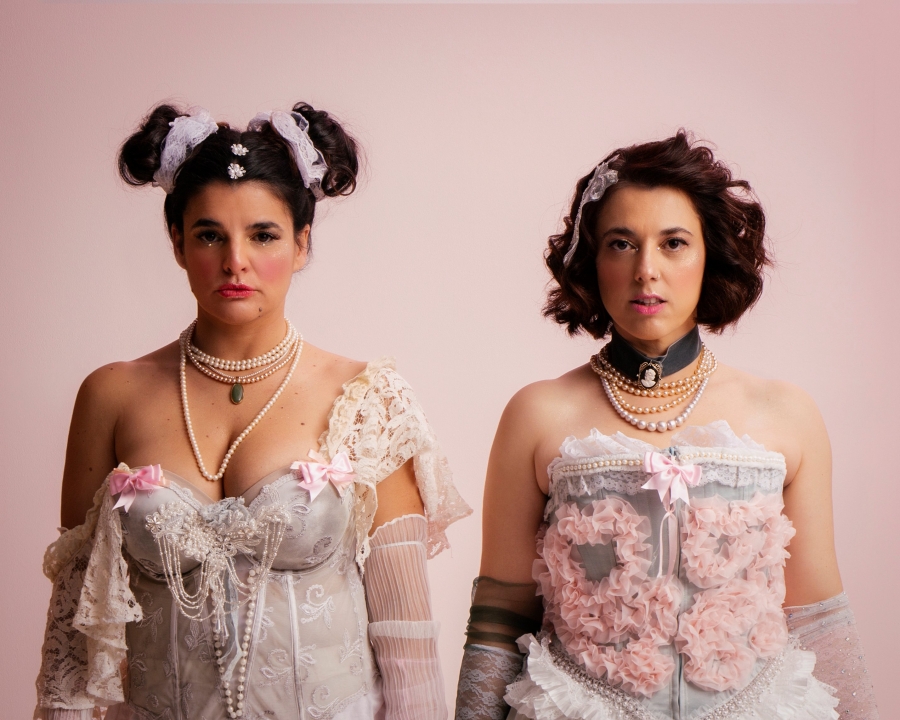 &Delta;&Epsilon;&Lambda;&Tau;&Iota;&Omicron; &Tau;&Upsilon;&Pi;&Omicron;&Upsilon;:  ''&Alpha;&Mu;&Pi;&Alpha;&Zeta;&Omicron;&Upsilon;&Rho;'' &Tau;&eta;&sigmaf; &omicron;&mu;ά&delta;&alpha;&sigmaf; &laquo;&Sigma;&tau;&epsilon;&nu;ό&sigmaf; &Kappa;&omicron;&rho;&sigma;έ&sigmaf;&raquo; &Sigma;&Tau;&Omicron; RED JASPER CABARET THEATRE