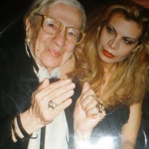 &Sigma;&upsilon;&nu;έ&nu;&tau;&epsilon;&upsilon;&xi;&eta; &tau;&eta;&sigmaf; &Mu;&alpha;&rho;&iota;&alpha;&lambda;έ&nu;&alpha;&sigmaf; &Omicron;&iota;&kappa;&omicron;&nu;&omicron;&mu;ί&delta;&omicron;&upsilon; &mu;&epsilon; &alpha;&phi;&omicron;&rho;&mu;ή &tau;&omicron; &theta;&epsilon;&alpha;&tau;&rho;&iota;&kappa;ό &tau;&eta;&sigmaf; έ&rho;&gamma;&omicron; "&Beta;&rho;ώ&mu;&iota;&kappa;&omicron; &Pi;&alpha;&iota;&chi;&nu;ί&delta;&iota;"