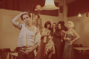 &Nu;έ&alpha; &pi;&alpha;&rho;ά&sigma;&tau;&alpha;&sigma;&eta; &alpha;&pi;ό &tau;&eta;&nu; &Omicron;&mu;ά&delta;&alpha; 4Frontal: &laquo;&Mu;&pi;&lambda;&epsilon; &kappa;&alpha;&sigma;&tau;ό&rho;&iota;&nu;&alpha; &pi;&alpha;&pi;&omicron;ύ&tau;&sigma;&iota;&alpha;&raquo; &tau;&omicron;&upsilon; &Theta;&alpha;&nu;ά&sigma;&eta; &Sigma;&kappa;&rho;&omicron;&upsilon;&mu;&pi;έ&lambda;&omicron;&upsilon; - &alpha;&pi;ό 13 &Mu;&alpha;&rho;&tau;ί&omicron;&upsilon; &sigma;&tau;&omicron; &theta;έ&alpha;&tau;&rho;&omicron; &Mu;&pi;έ&lambda;&lambda;&omicron;&sigmaf;