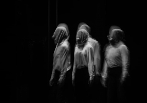 &Epsilon;ί&delta;&alpha;&mu;&epsilon; &tau;&eta;&nu; &pi;&rho;&epsilon;&mu;&iota;έ&rho;&alpha; &tau;&eta;&sigmaf; &pi;&alpha;&rho;ά&sigma;&tau;&alpha;&sigma;&eta;&sigmaf; ''Four no reason'' &sigma;&tau;&omicron; &theta;έ&alpha;&tau;&rho;&omicron; alfa