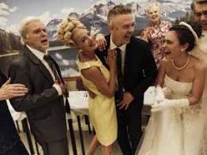 &Epsilon;ί&delta;&alpha;&mu;&epsilon; &tau;&eta;&nu; &pi;&alpha;&rho;ά&sigma;&tau;&alpha;&sigma;&eta; &laquo;&Tau;&zeta;έ&nu;&eta;, &Tau;&zeta;έ&nu;&eta;&raquo; &sigma;&tau;&omicron; &Delta;&eta;&mu;&omicron;&tau;&iota;&kappa;ό &theta;έ&alpha;&tau;&rho;&omicron; &Pi;&epsilon;&iota;&rho;&alpha;&iota;ά