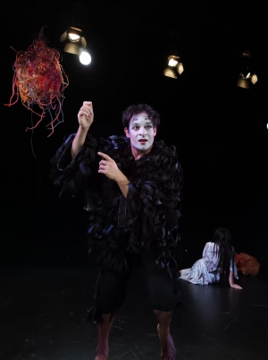 &Sigma;&upsilon;&nu;έ&nu;&tau;&epsilon;&upsilon;&xi;&eta; &tau;&omicron;&upsilon; &Alpha;&nu;&tau;ώ&nu;&eta; &Gamma;&kappa;&rho;ί&tau;&sigma;&eta;, &sigma;&tau;&omicron; &theta;&epsilon;&alpha;&tau;&rho;&omicron;.gr &mu;&epsilon; &alpha;&phi;&omicron;&rho;&mu;ή &tau;&eta;&nu; &pi;&alpha;&rho;ά&sigma;&tau;&alpha;&sigma;&eta; "&Rho;&alpha;&sigma;ό&mu;&omicron;&nu;. &Eta; &epsilon;&kappa;&delta;&omicron;&chi;ή &tau;&eta;&sigmaf; &alpha;&lambda;&omicron;&gamma;ό&mu;&upsilon;&gamma;&alpha;&sigmaf;" &tau;&eta;&sigmaf; &Sigma;&omicron;&phi;ί&alpha;&sigmaf; &Delta;&iota;&omicron;&nu;&upsilon;&sigma;&omicron;&pi;&omicron;ύ&lambda;&omicron;&upsilon; &sigma;&tau;&omicron; &theta;έ&alpha;&tau;&rho;&omicron; "104".