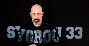 &Nu;έ&alpha; &pi;&alpha;&rho;ά&sigma;&tau;&alpha;&sigma;&eta; &tau;&omicron;&upsilon; &Alpha;&nu;&tau;ώ&nu;&eta; &Kappa;&alpha;&lambda;&omicron;&gamma;&rho;ί&delta;&eta; &sigma;&tau;&omicron; &kappa;&alpha;&iota;&nu;&omicron;ύ&rho;&gamma;&iota;&omicron; &theta;έ&alpha;&tau;&rho;&omicron; "&Sigma;&upsilon;&gamma;&gamma;&rho;&omicron;ύ 33"