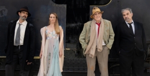 &Epsilon;ί&delta;&alpha;&mu;&epsilon; &tau;&eta;&nu; &pi;&alpha;&rho;ά&sigma;&tau;&alpha;&sigma;&eta; &Epsilon;&kappa;&epsilon;ί&nu;&omicron;&sigmaf; &kappa;&iota; &Epsilon;&kappa;&epsilon;ί&nu;&omicron;&sigmaf; &tau;&omicron;&upsilon; &Kappa;ώ&sigma;&tau;&alpha; &Mu;&omicron;&upsilon;&rho;&sigma;&epsilon;&lambda;ά &sigma;&tau;&omicron; &theta;έ&alpha;&tau;&rho;&omicron; &Alpha;&rho;&gamma;ώ