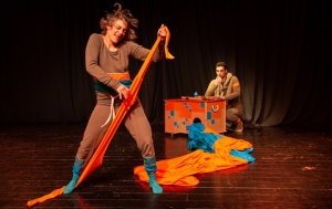 &kappa;&alpha;&iota; &beta;&gamma;&alpha;ί&nu;&omega;!&raquo;  &theta;έ&alpha;&tau;&rho;&omicron; &mu;&epsilon; &zeta;&omega;&nu;&tau;&alpha;&nu;ή &mu;&omicron;&upsilon;&sigma;&iota;&kappa;ή &kappa;&alpha;&iota; &chi;&omicron;&rho;ό &gamma;&iota;&alpha; &theta;&epsilon;&alpha;&tau;έ&sigmaf; &alpha;&pi;ό 10 &mu;&eta;&nu;ώ&nu;