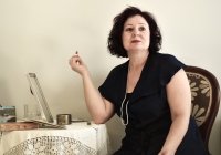 &Sigma;&upsilon;&nu;έ&nu;&tau;&epsilon;&upsilon;&xi;&eta; &mu;&epsilon; &tau;&eta;&nu; &Delta;ή&mu;&eta;&tau;&rho;&alpha; &Sigma;&kappa;&lambda;ά&beta;&omicron;&upsilon; &mu;&epsilon; &alpha;&phi;&omicron;&rho;&mu;ή &tau;&eta;&nu; &pi;&alpha;&rho;ά&sigma;&tau;&alpha;&sigma;&eta; ''&Mu;&Epsilon; &Epsilon;&Lambda;&Epsilon;&Gamma;&Alpha;&Nu; &Nu;&Tau;&Epsilon;&Lambda;&Iota;&Mu;&Alpha;&Rho;&Iota;&Kappa;&Alpha;'' -&pi;&omicron;&upsilon; &alpha;&nu;&epsilon;&beta;&alpha;ί&nu;&epsilon;&iota; &sigma;&tau;&omicron; &Theta;&Epsilon;&Alpha;&Tau;&Rho;&Omicron; 104