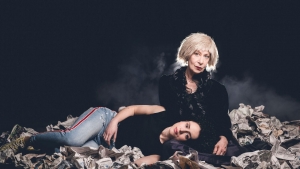 &Epsilon;ί&delta;&alpha;&mu;&epsilon; &tau;&eta;&nu; &pi;&alpha;&rho;ά&sigma;&tau;&alpha;&sigma;&eta; "&Omicron; &sigma;&kappa;ύ&lambda;&omicron;&sigmaf; &pi;&omicron;&upsilon; έ&kappa;&lambda;&alpha;&iota;&gamma;&epsilon; &beta;&omicron;&upsilon;&beta;ά &tau;&iota;&sigmaf; &nu;ύ&chi;&tau;&epsilon;&sigmaf;" &sigma;&tau;&omicron; &theta;έ&alpha;&tau;&rho;&omicron; AUDITORIUM