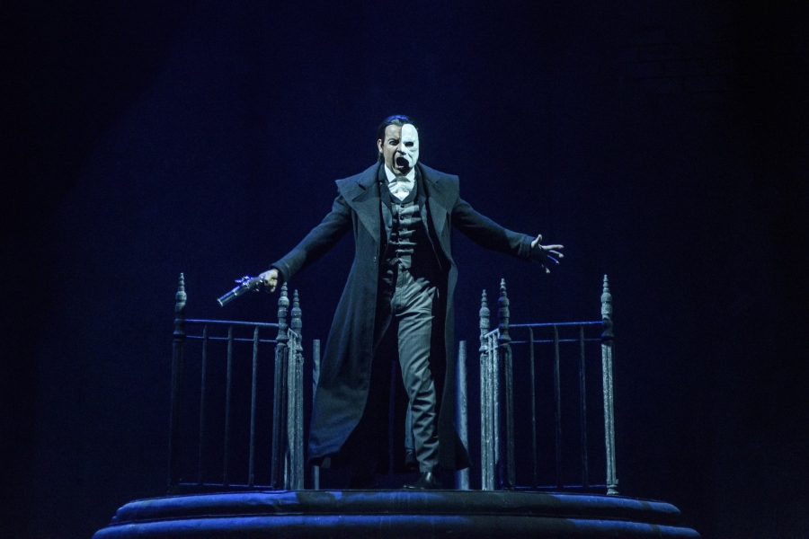 &Epsilon;ί&delta;&alpha;&mu;&epsilon; &tau;&omicron; "The Phantom Of The Opera" , &sigma;&tau;&omicron; Christmas Theater (&Kappa;&lambda;&epsilon;&iota;&sigma;&tau;ό &Omicron;&lambda;&upsilon;&mu;&pi;&iota;&alpha;&kappa;ό &Sigma;&tau;ά&delta;&iota;&omicron; &Gamma;&alpha;&lambda;&alpha;&tau;&sigma;ί&omicron;&upsilon;)