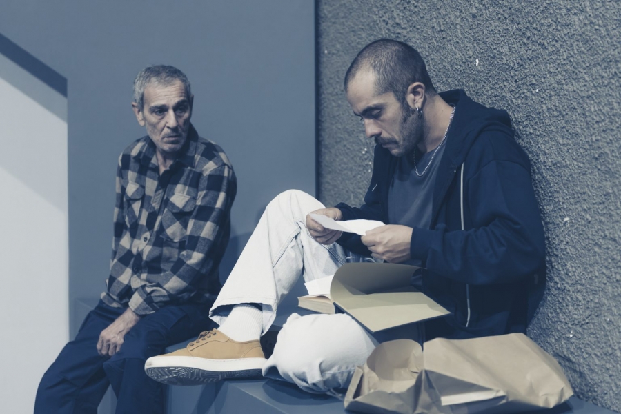 &Epsilon;ί&delta;&alpha;&mu;&epsilon; &tau;&eta;&nu; &pi;&alpha;&rho;ά&sigma;&tau;&alpha;&sigma;&eta; Intra muros &sigma;&tau;&omicron; &theta;έ&alpha;&tau;&rho;&omicron; &tau;&omicron;&upsilon; &Nu;έ&omicron;&upsilon; &Kappa;ό&sigma;&mu;&omicron;&upsilon;