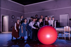 &Epsilon;ί&delta;&alpha;&mu;&epsilon; &tau;&eta;&nu; &pi;&alpha;&rho;ά&sigma;&tau;&alpha;&sigma;&eta; "&Pi;&epsilon;&rho;&iota;&pi;έ&tau;&epsilon;&iota;&epsilon;&sigmaf; &tau;&eta;&sigmaf; &Alpha;&lambda;ί&kappa;&eta;&sigmaf; &sigma;&tau;&eta; &chi;ώ&rho;&alpha; &tau;&omega;&nu; &theta;&alpha;&upsilon;&mu;ά&tau;&omega;&nu;" &sigma;&epsilon; &sigma;&kappa;&eta;&nu;&omicron;&theta;&epsilon;&sigma;ί&alpha; &Gamma;&epsilon;&omega;&rho;&gamma;ί&alpha;&sigmaf; &Mu;&alpha;&upsilon;&rho;&alpha;&gamma;ά&nu;&eta;, &alpha;&pi;ό &tau;&eta;&nu; &pi;&alpha;&iota;&delta;&iota;&kappa;ή &sigma;&kappa;&eta;&nu;ή &tau;&omicron;&upsilon; &Epsilon;&theta;&nu;&iota;&kappa;&omicron;ύ &Theta;&epsilon;ά&tau;&rho;&omicron;&upsilon; &sigma;&tau;&omicron; &Omicron;&lambda;ύ&mu;&pi;&iota;&alpha;, &Delta;&eta;&mu;&omicron;&tau;&iota;&kappa;ό &Mu;&omicron;&upsilon;&sigma;&iota;&kappa;ό &Theta;έ&alpha;&tau;&rho;&omicron; &laquo;&Mu;&alpha;&rho;ί&alpha; &Kappa;ά&lambda;&lambda;&alpha;&sigmaf;&raquo;.