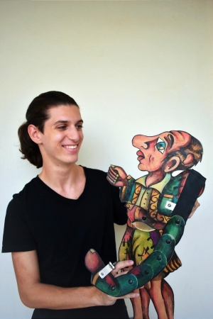 &laquo;&Omicron; &Kappa;&alpha;&rho;&alpha;&gamma;&kappa;&iota;ό&zeta;&eta;&sigmaf; &kappa;&alpha;&iota; &tau;&omicron; &Kappa;&rho;&upsilon;&phi;ό &Sigma;&chi;&omicron;&lambda;&epsilon;&iota;ό&raquo;  &Theta;έ&alpha;&tau;&rho;&omicron; &Sigma;&kappa;&iota;ώ&nu; &tau;&omicron;&upsilon; &Nu;&iota;&kappa;ό&lambda;&alpha; &Pi;έ&pi;&pi;&alpha;