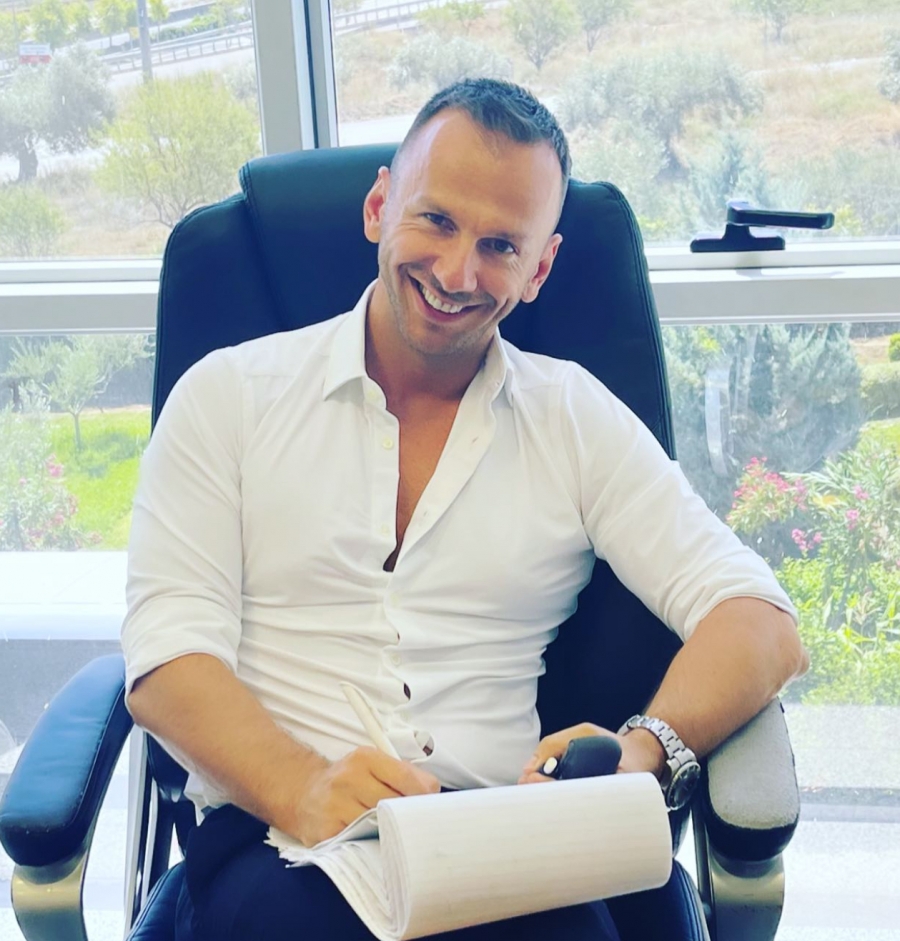 &Sigma;&upsilon;&nu;έ&nu;&tau;&epsilon;&upsilon;&xi;&eta; &mu;&epsilon; &tau;&omicron;&nu; &eta;&theta;&omicron;&pi;&omicron;&iota;&omicron; &Beta;&alpha;&sigma;ί&lambda;&eta; &Nu;&epsilon;&mu;&pi;ή &mu;&epsilon; &alpha;&phi;&omicron;&rho;&mu;ή &tau;&eta;&nu; &pi;&alpha;&rho;ά&sigma;&tau;&alpha;&sigma;&eta;  &laquo;&Alpha;&upsilon;&tau;&omicron;ί &pi;&omicron;&upsilon; &kappa;&omicron;&iota;&tau;&omicron;ύ&nu;&raquo; &pi;&omicron;&upsilon; &alpha;&nu;&epsilon;&beta;&alpha;ί&nu;&epsilon;&iota; &sigma;&tau;&omicron; &theta;έ&alpha;&tau;&rho;&omicron; 104