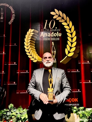 &Mu;&epsilon; &tau;&omicron;   &laquo;International Foreign Director Of The Year Award&raquo;   &beta;&rho;&alpha;&beta;&epsilon;ύ&tau;&eta;&kappa;&epsilon;  &omicron;  &Delta;&eta;&mu;ή&tau;&rho;&eta;&sigmaf; &Kappa;&alpha;&rho;&alpha;&tau;&zeta;&iota;ά&sigmaf;   &sigma;&tau;&eta;&nu;  &Kappa;&omega;&nu;&sigma;&tau;&alpha;&nu;&tau;&iota;&nu;&omicron;ύ&pi;&omicron;&lambda;&eta;