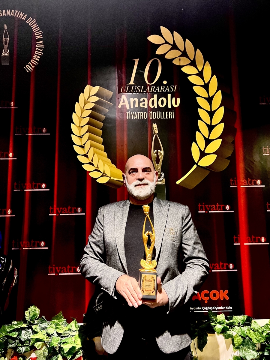 &Mu;&epsilon; &tau;&omicron;   &laquo;International Foreign Director Of The Year Award&raquo;   &beta;&rho;&alpha;&beta;&epsilon;ύ&tau;&eta;&kappa;&epsilon;  &omicron;  &Delta;&eta;&mu;ή&tau;&rho;&eta;&sigmaf; &Kappa;&alpha;&rho;&alpha;&tau;&zeta;&iota;ά&sigmaf;   &sigma;&tau;&eta;&nu;  &Kappa;&omega;&nu;&sigma;&tau;&alpha;&nu;&tau;&iota;&nu;&omicron;ύ&pi;&omicron;&lambda;&eta;