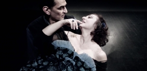 &Epsilon;ί&delta;&alpha;&mu;&epsilon; &tau;&eta;&nu; &pi;&alpha;&rho;ά&sigma;&tau;&alpha;&sigma;&eta; &Delta;&epsilon;&sigma;&pi;&omicron;&iota;&nu;ί&sigmaf; &Tau;&zeta;&omicron;ύ&lambda;&iota;&alpha; &sigma;&tau;&omicron; &Theta;έ&alpha;&tau;&rho;&omicron; 104