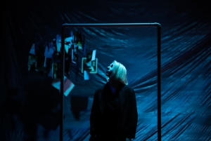 &laquo;Ό&sigma;&omicron; &kappa;&rho;&alpha;&tau;ά&epsilon;&iota; &tau;&omicron; &tau;&alpha;&xi;ί&raquo; | Έ&nu;&alpha;&sigmaf; &epsilon;&xi;&omicron;&mu;&omicron;&lambda;&omicron;&gamma;&eta;&tau;&iota;&kappa;ό&sigmaf; &mu;&omicron;&nu;ό&lambda;&omicron;&gamma;&omicron;&sigmaf; | &Delta;ύ&omicron; &tau;&epsilon;&lambda;&epsilon;&upsilon;&tau;&alpha;ί&epsilon;&sigmaf; &pi;&alpha;&rho;&alpha;&sigma;&tau;ά&sigma;&epsilon;&iota;&sigmaf; &sigma;&tau;&omicron; &Theta;έ&alpha;&tau;&rho;&omicron; &alpha;&upsilon;&lambda;&alpha;ί&alpha;