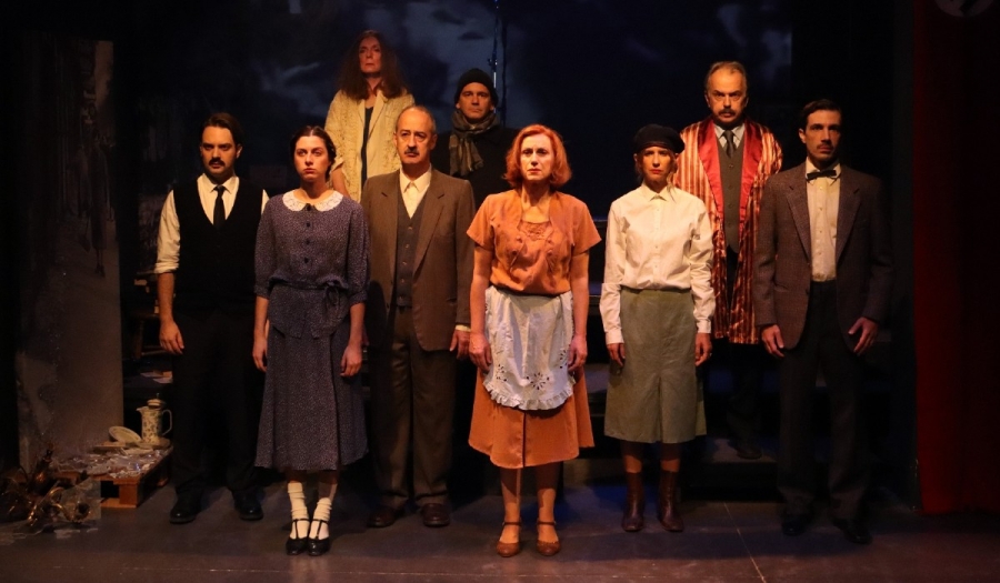 &Epsilon;ί&delta;&alpha;&mu;&epsilon; &tau;&eta;&nu; &pi;&alpha;&rho;ά&sigma;&tau;&alpha;&sigma;&eta; &laquo;&Omicron; &kappa;&alpha;&theta;&epsilon;́&nu;&alpha;&sigmaf; &pi;&epsilon;&theta;&alpha;&iota;́&nu;&epsilon;&iota; &mu;&omicron;́&nu;&omicron;&sigmaf; &tau;&omicron;&upsilon;&raquo; &sigma;&tau;&omicron; studio &Mu;&alpha;&upsilon;&rho;&omicron;&mu;&iota;&chi;ά&lambda;&eta;.