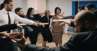 "&Alpha;&gamma;&alpha;&mu;έ&mu;&nu;&omega;&nu;: &omicron; &kappa;ύ&kappa;&lambda;&omicron;&sigmaf; &tau;&omicron;&upsilon; &alpha;ί&mu;&alpha;&tau;&omicron;&sigmaf;" - &Theta;&Epsilon;&Alpha;&Tau;&Rho;&Omicron; &Mu;&Alpha;&Beta;&Iota;&Lambda;&Eta;