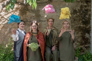 "&Tau;&iota; &mu;&alpha;&sigmaf; &phi;έ&rho;&nu;&epsilon;&iota;&sigmaf;, &Chi;&epsilon;&lambda;&iota;&delta;ό&nu;&iota;;" / &Nu;έ&alpha; &sigma;&upsilon;&mu;&mu;&epsilon;&tau;&omicron;&chi;&iota;&kappa;ή &pi;&alpha;&rho;ά&sigma;&tau;&alpha;&sigma;&eta; &alpha;&pi;ό &tau;&eta; &theta;&epsilon;&alpha;&tau;&rho;&iota;&kappa;ή &omicron;&mu;ά&delta;&alpha; &Mu;&Iota;&Kappa;&Rho;&Omicron;&Sigma; &Nu;&Omicron;&Tau;&Omicron;&Sigma;