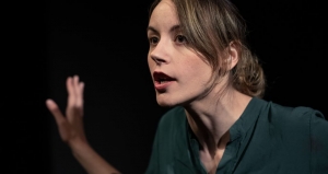 &Epsilon;ί&delta;&alpha;&mu;&epsilon; &tau;&omicron; "Girls &amp; Boys" &sigma;&tau;&omicron; &Theta;έ&alpha;&tau;&rho;&omicron; 104