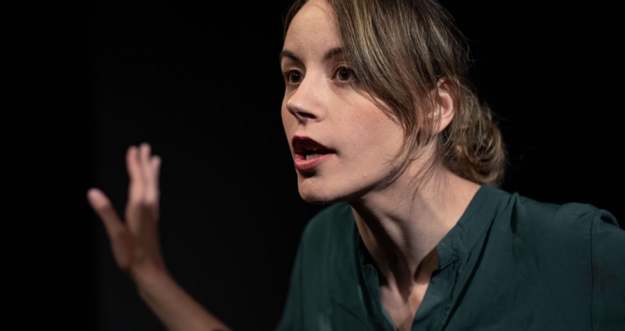 &Epsilon;ί&delta;&alpha;&mu;&epsilon; &tau;&omicron; "Girls &amp; Boys" &sigma;&tau;&omicron; &Theta;έ&alpha;&tau;&rho;&omicron; 104