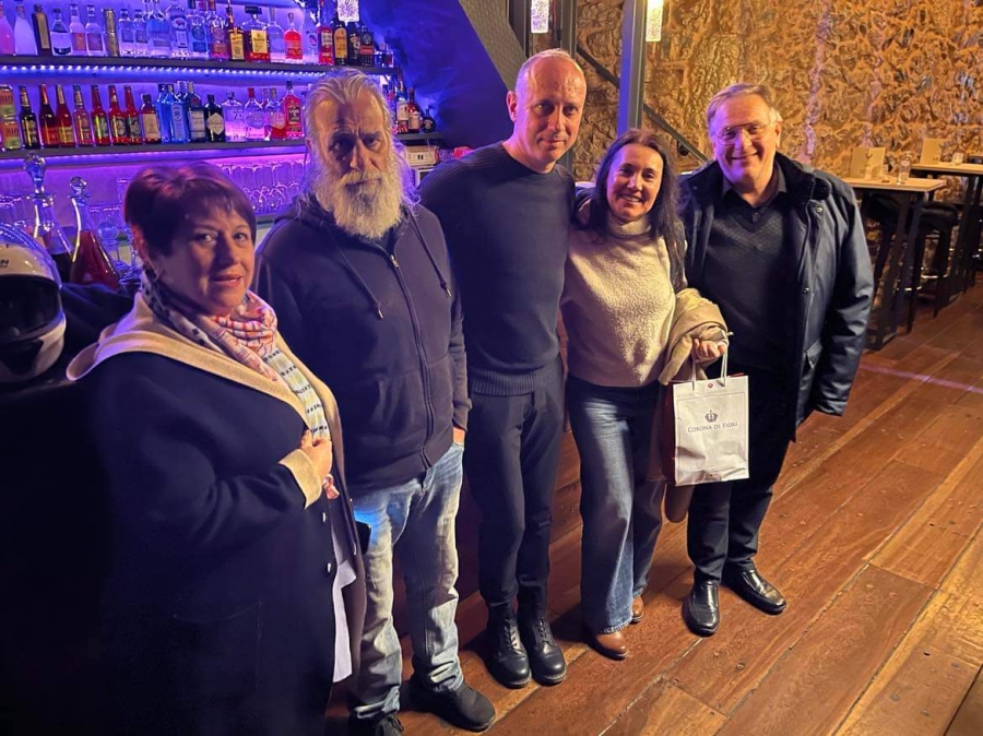 A&pi;&omicron;&kappa;&lambda;&epsilon;&iota;&sigma;&tau;&iota;&kappa;ό: &Phi;&iota;&lambda;&iota;&kappa;ή &beta;&rho;&alpha;&delta;&iota;ά &laquo;&Phi;&alpha;ί&delta;&rho;&alpha;&sigmaf; Ά&tau;&omicron;&pi;&omicron;&sigmaf;&raquo; &tau;&eta;&sigmaf; &Delta;ή&mu;&eta;&tau;&rho;&alpha;&sigmaf; &Mu;ή&tau;&tau;&alpha; &mu;&epsilon; &tau;&eta;&nu; &Eta;&rho;ώ &Mu;&omicron;&upsilon;&kappa;ί&omicron;&upsilon;