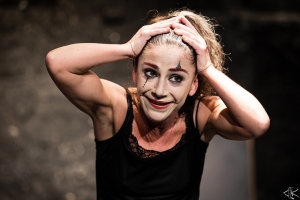 "&Eta; &Alpha;&kappa;ά&lambda;&upsilon;&pi;&tau;&eta; &sigma;&tau;&omicron;&nu; &alpha;&kappa;ά&lambda;&upsilon;&pi;&tau;&omicron;" &tau;&eta;&sigmaf; &Rho;&omicron;ύ&lambda;&alpha;&sigmaf; &Kappa;&alpha;&rho;&alpha;&kappa;&alpha;&tau;&sigma;ά&nu;&eta; &sigma;&epsilon; &sigma;&kappa;&eta;&nu;&omicron;&theta;&epsilon;&sigma;ί&alpha; &Mu;&alpha;&nu;ώ&lambda;&eta; &Iota;&omega;&nu;ά &mu;&epsilon; &tau;&eta;&nu; &Alpha;&lambda;&epsilon;&xi;ά&nu;&delta;&rho;&alpha; &Kappa;&alpha;&rho;&alpha;&kappa;&alpha;&tau;&sigma;ά&nu;&eta; &sigma;&tau;&omicron; &Theta;έ&alpha;&tau;&rho;&omicron; &Alpha;&lambda;&kappa;&mu;ή&nu;&eta;