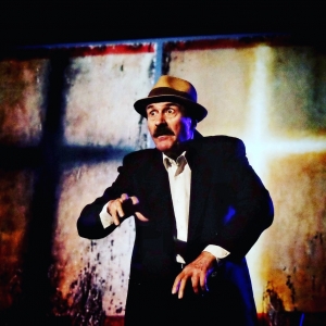 &Epsilon;ί&delta;&alpha;&mu;&epsilon; &tau;&eta;&nu; &pi;&alpha;&rho;ά&sigma;&tau;&alpha;&sigma;&eta; "&Tau;&alpha; &Kappa;&alpha;&tau;ά &Mu;ά&rho;&kappa;&omicron;&nu; &Mu;&iota;&alpha; &Rho;&epsilon;&mu;&pi;έ&tau;&iota;&kappa;&eta; &Lambda;&epsilon;&iota;&tau;&omicron;&upsilon;&rho;&gamma;ί&alpha;" &sigma;&tau;&omicron; &theta;έ&alpha;&tau;&rho;&omicron; &Tau;ό&pi;&omicron;&sigmaf; &Alpha;&lambda;&lambda;&omicron;ύ.