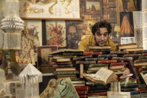 &laquo;&Tau;&omicron; &chi;&rho;&omicron;&nu;&iota;&kappa;ό &epsilon;&nu;ό&sigmaf; &delta;&upsilon;&sigma;&lambda;&epsilon;&kappa;&tau;&iota;&kappa;&omicron;ύ&raquo; &epsilon;&pi;&iota;&sigma;&tau;&rho;έ&phi;&epsilon;&iota; &gamma;&iota;&alpha; 2&eta; &sigma;&epsilon;&zeta;ό&nu; &sigma;&tau;&omicron; &Theta;έ&alpha;&tau;&rho;&omicron; 104