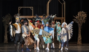 &laquo;&Eta; &Chi;ώ&rho;&alpha; &tau;&omega;&nu; &Pi;&omicron;&upsilon;&lambda;&iota;ώ&nu;&raquo;  &Mu;&iota;&alpha; &mu;&omicron;&upsilon;&sigma;&iota;&kappa;&omicron;&theta;&epsilon;&alpha;&tau;&rho;&iota;&kappa;ή &delta;&iota;&alpha;&delta;&rho;&alpha;&sigma;&tau;&iota;&kappa;ή &pi;&alpha;&rho;ά&sigma;&tau;&alpha;&sigma;&eta;