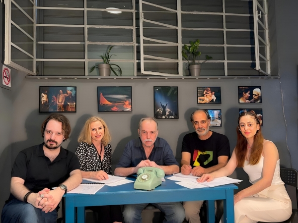 STUDIO &Mu;&Alpha;&Upsilon;&Rho;&Omicron;&Mu;&Iota;&Chi;&Alpha;&Lambda;&Eta; - &laquo;&Mu;&Iota;&Alpha; &Mu;&Iota;&Kappa;&Rho;&Eta; &Pi;&Alpha;&Rho;&Eta;&Gamma;&Omicron;&Rho;&Iota;&Alpha;&raquo; &Alpha;&Pi;&Omicron; &Tau;&Iota;&Sigma; 12 &Delta;&Epsilon;&Kappa;&Epsilon;&Mu;&Beta;&Rho;&Iota;&Omicron;&Upsilon;