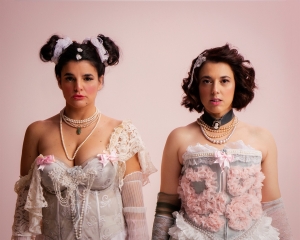 &Epsilon;ί&delta;&alpha;&mu;&epsilon; &tau;&eta;&nu; &pi;&alpha;&rho;ά&sigma;&tau;&alpha;&sigma;&eta; "&Alpha;&mu;&pi;&alpha;&zeta;&omicron;ύ&rho;" by "&Sigma;&tau;&epsilon;&nu;ό&sigmaf; &Kappa;&omicron;&rho;&sigma;έ&sigmaf;" &sigma;&tau;&omicron; Red Jasper Cabaret Theater