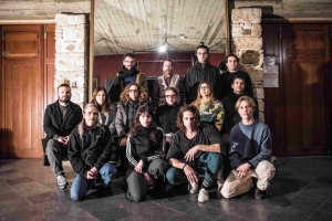 &Epsilon;ί&delta;&alpha;&mu;&epsilon; &tau;&eta;&nu; &pi;&alpha;&rho;ά&sigma;&tau;&alpha;&sigma;&eta; &Sigma;&upsilon;&mu;&pi;ό&sigma;&iota;&omicron; &Pi;&lambda;ά&tau;&omega;&nu;&omicron;&sigmaf; &sigma;&tau;&omicron; &theta;έ&alpha;&tau;&rho;&omicron; &Sigma;&phi;&epsilon;&nu;&delta;ό&nu;&eta;