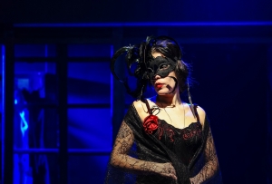 &laquo;&Nu;ό&rho;&alpha;: &Tau;&omicron; &sigma;&pi;ί&tau;&iota; &tau;&eta;&sigmaf; &kappa;&omicron;ύ&kappa;&lambda;&alpha;&sigmaf;&raquo; &sigma;&tau;&omicron; &theta;έ&alpha;&tau;&rho;&omicron; Altera Pars