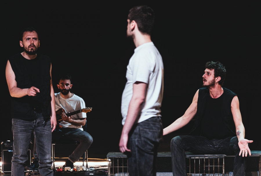 &laquo;Roberto Zucco&raquo; &sigma;&epsilon; &sigma;&kappa;&eta;&nu;&omicron;&theta;&epsilon;&sigma;ί&alpha; &Mu;&iota;&chi;ά&lambda;&eta; &Sigma;&iota;ώ&nu;&alpha;, &gamma;&iota;&alpha; 8 &pi;&alpha;&rho;&alpha;&sigma;&tau;ά&sigma;&epsilon;&iota;&sigmaf; &sigma;&tau;&omicron; &Pi;&Lambda;&Upsilon;&Phi;&Alpha;