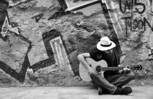 &Sigma;&upsilon;&nu;έ&nu;&tau;&epsilon;&upsilon;&xi;&eta; &tau;&omicron;&upsilon; &eta;&theta;&omicron;&pi;&omicron;&iota;&omicron;ύ &kappa;&alpha;&iota; &tau;&eta;&sigmaf; &sigma;&kappa;&eta;&nu;&omicron;&theta;&epsilon;&tau;&iota;&kappa;ή&sigmaf; &omicron;&mu;ά&delta;&alpha;&sigmaf; &tau;&eta;&sigmaf; &pi;&alpha;&rho;ά&sigma;&tau;&alpha;&sigma;&eta;&sigmaf; &laquo;&Nu;&iota;&kappa;ό&lambda;&alpha;&sigmaf; Ά&sigma;&iota;&mu;&omicron;&sigmaf;: &Epsilon;&gamma;ώ &mu;&epsilon; &tau;&iota;&sigmaf; &iota;&delta;έ&epsilon;&sigmaf; &mu;&omicron;&upsilon;&hellip;&raquo;,  &sigma;&tau;&omicron; &Theta;έ&alpha;&tau;&rho;&omicron; 2510.