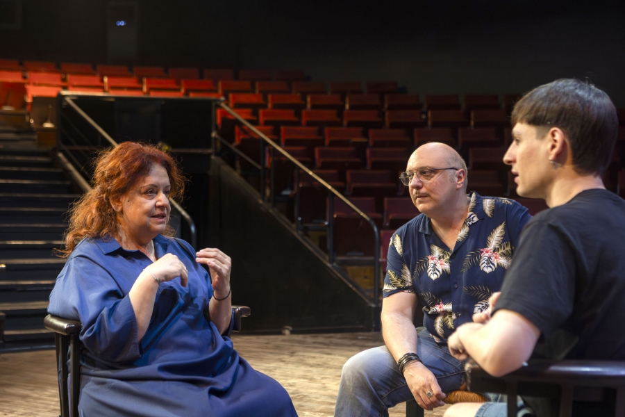 &Delta;&epsilon;&lambda;&tau;ί&omicron; &Tau;ύ&pi;&omicron;&upsilon; :&laquo;&Alpha;&gamma;ώ&nu;&epsilon;&sigmaf; &kappa;&alpha;&iota; &mu;&epsilon;&tau;&alpha;&mu;&omicron;&rho;&phi;ώ&sigma;&epsilon;&iota;&sigmaf; &mu;&iota;&alpha;&sigmaf; &gamma;&upsilon;&nu;&alpha;ί&kappa;&alpha;&sigmaf;&raquo;  &tau;&omicron;&upsilon; &Epsilon;&nu;&tau;&omicron;&upsilon;ά&rho; &Lambda;&omicron;&upsilon;ί  &Sigma;&epsilon; &sigma;&kappa;&eta;&nu;&omicron;&theta;&epsilon;&sigma;ί&alpha; &Alpha;&lambda;έ&xi;&alpha;&nu;&delta;&rho;&omicron;&upsilon; &Sigma;&omega;&tau;&eta;&rho;ί&omicron;&upsilon;  &Mu;&epsilon; &tau;&omicron;&upsilon;&sigmaf; &Epsilon;&lambda;έ&nu;&eta; &Kappa;&omicron;&kappa;&kappa;ί&delta;&omicron;&upsilon; &kappa;&alpha;&iota; &Kappa;&omega;&nu;&sigma;&tau;&alpha;&nu;&tau;ί&nu;&omicron; &Gamma;&epsilon;&omega;&rho;&gamma;ό&pi;&omicron;&upsilon;&lambda;&omicron;  &Alpha;&pi;ό 5 &Nu;&omicron;&epsilon;&mu;&beta;&rho;ί&omicron;&upsilon;  &kappa;ά&theta;&epsilon; &Tau;&epsilon;&tau;ά&rho;&tau;&eta; 19:00 &amp; &Pi;έ&mu;&pi;&tau;&eta; 21:00  &Theta;έ&alpha;&tau;&rho;&omicron; &Tau;&zeta;έ&nu;&eta; &Kappa;&alpha;&rho;έ&zeta;&eta;